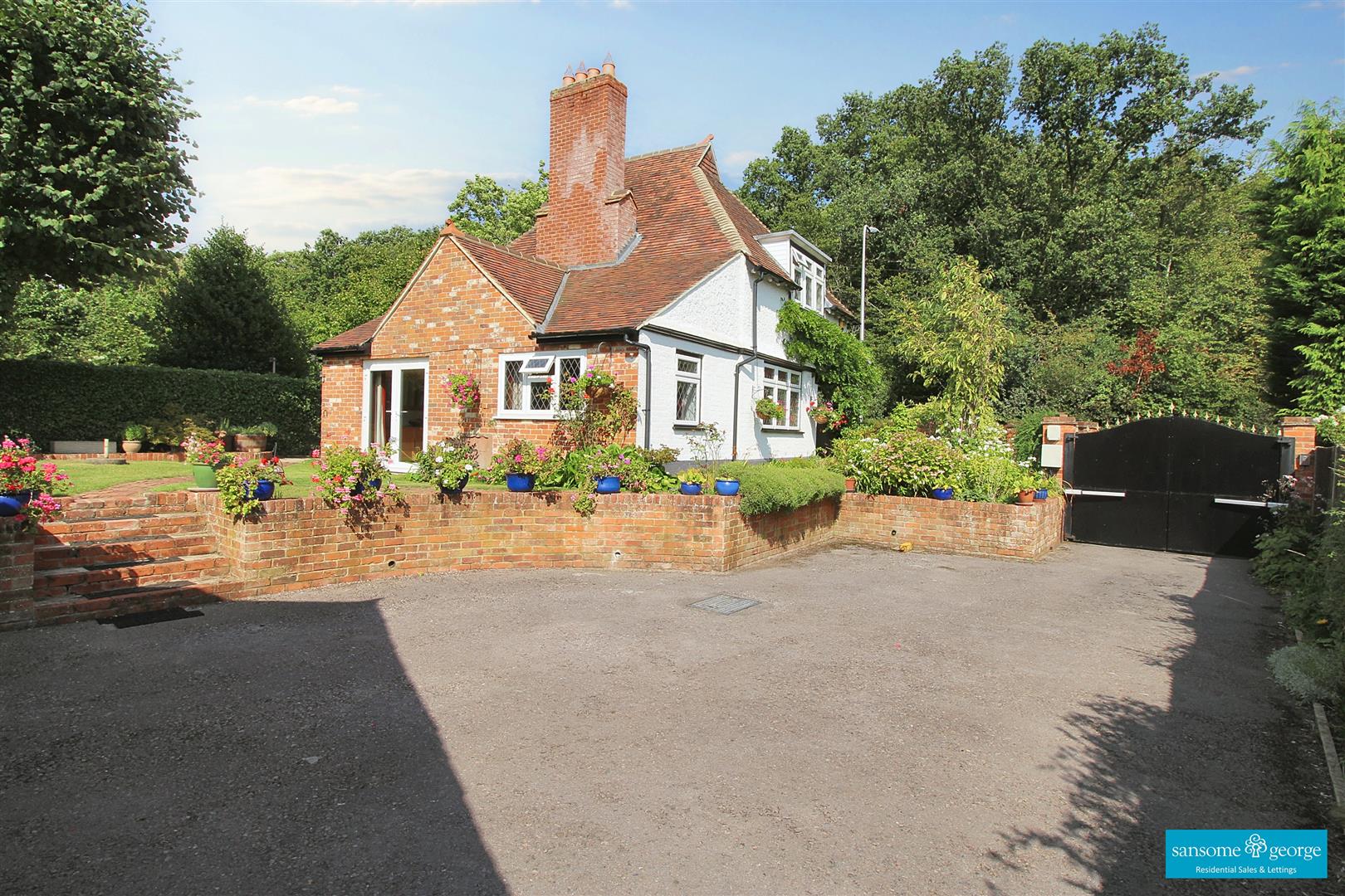 3 bed property in Langley Hill, Reading
